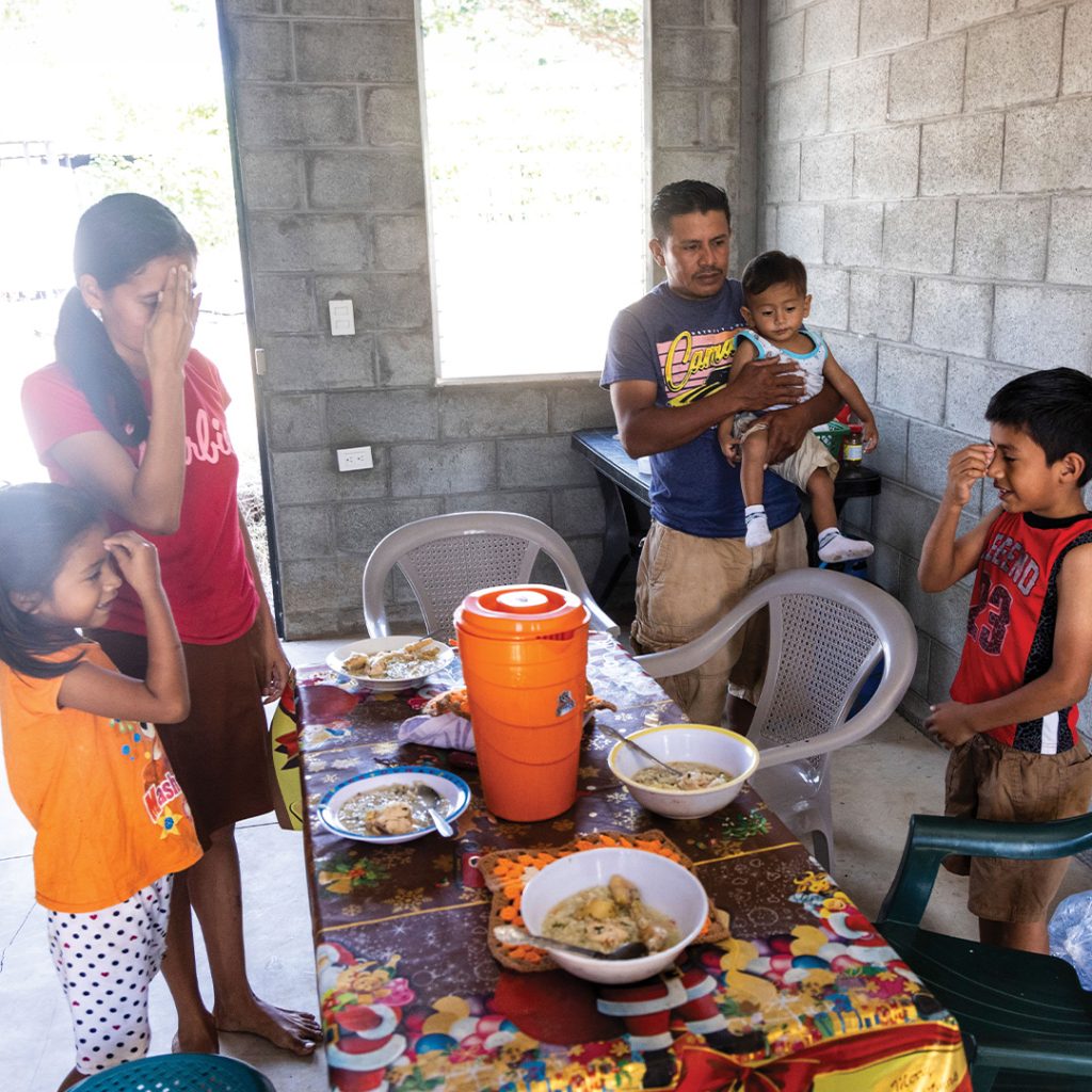Una familia en Guatemala ora alrededor de su comedor familiar antes de cada comida.